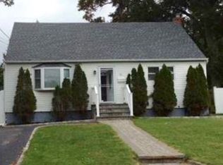 75 Tremont Rd, Lindenhurst, NY 11757