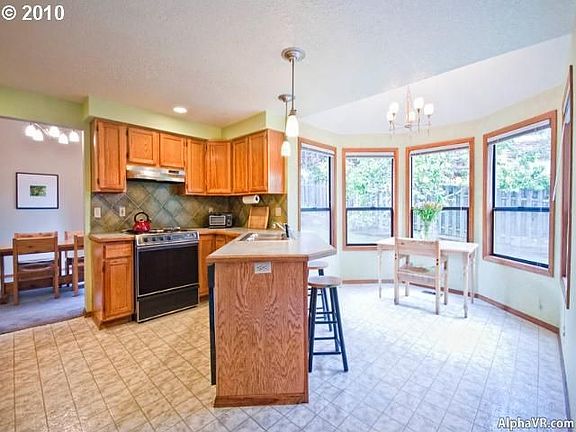 Kitchen + breakfast Nook