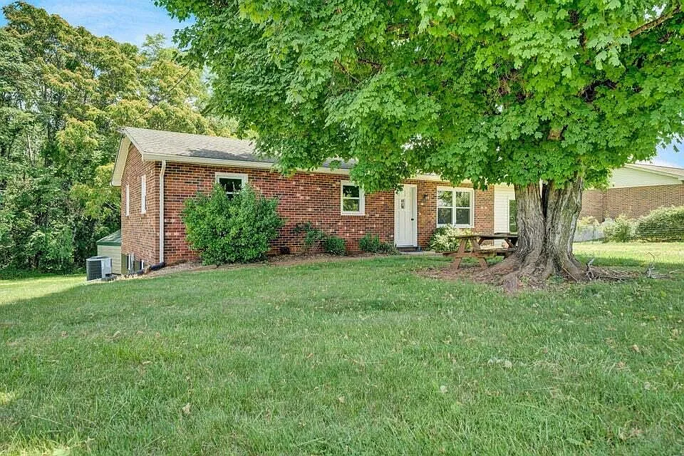 4 bed, 2.0 bath, 1368 sqft, $1,795 — Photo 1