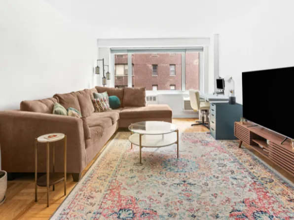 411 East 53rd Street 3B image 2 of 8