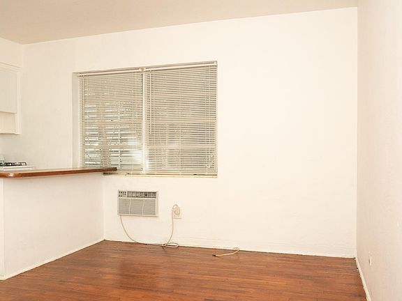 WINDOW IN THE GREAT ROOM - nice area for a furniture grouping