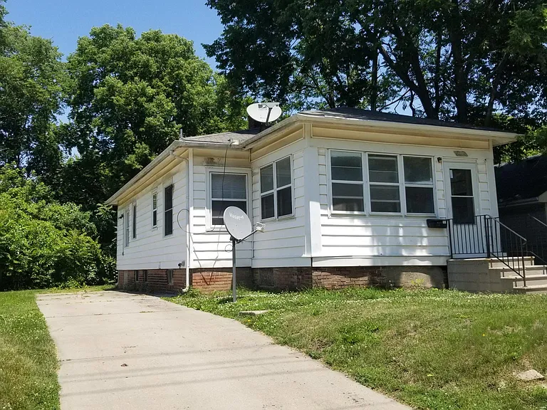 1325 College Ave — Photo 2
