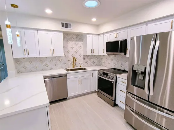 3028 Sunflower Cir E, Palm Springs, CA 92262