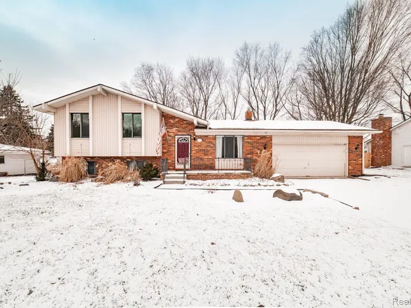 3726 Country View Dr, Oxford, MI 48371