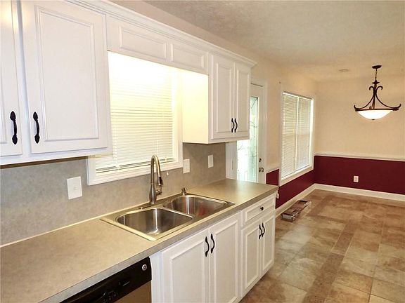 4th image of 6 N Bayview Dr