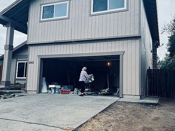 Driveway w/RV parking
