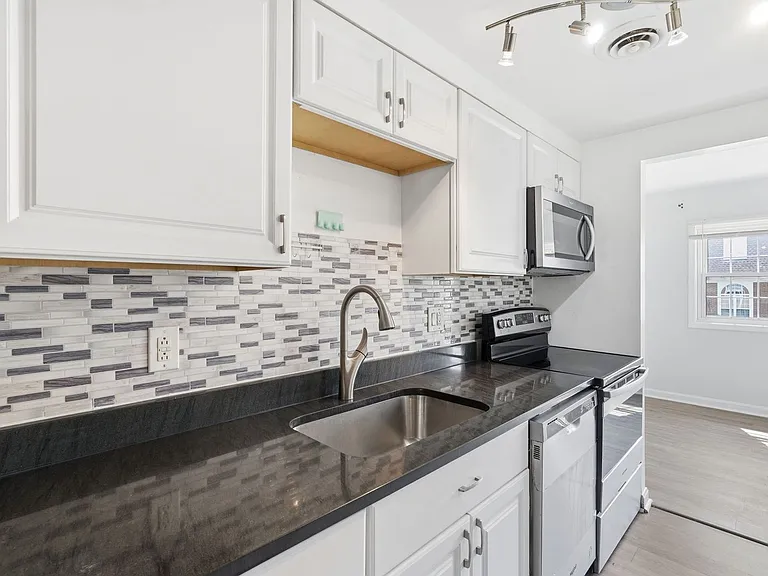 9178 Laurelwood Ct — Photo 17