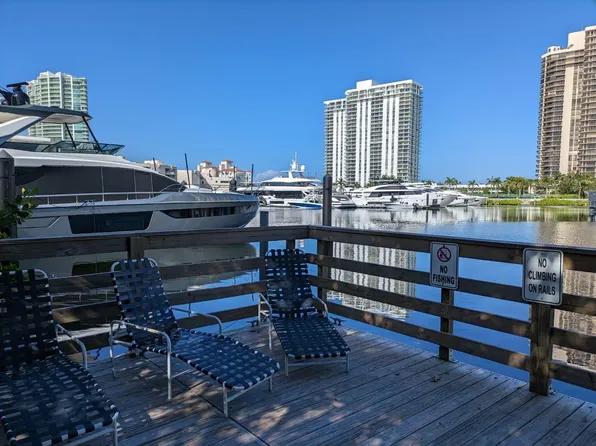 19501 E Country Club Dr APT 305, Aventura, FL 33180