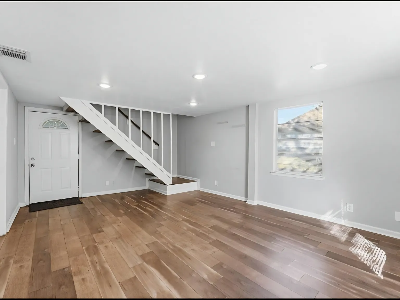3 bed, 1250 sqft, $1,400 — Photo 3