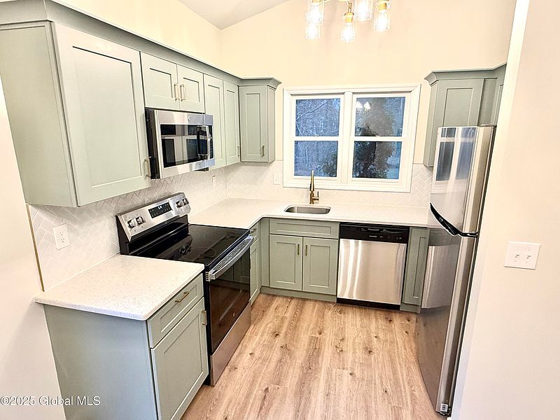 5th image of 7 Bennington Way