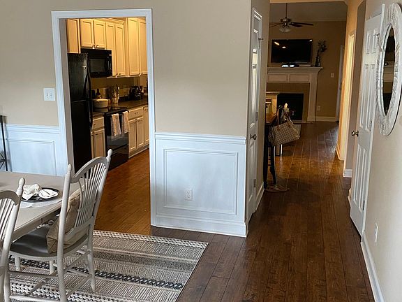 2nd image of 936 Vicar Ln