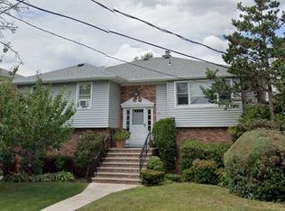 240 Pearl St #B, Lawrence, NY 11559