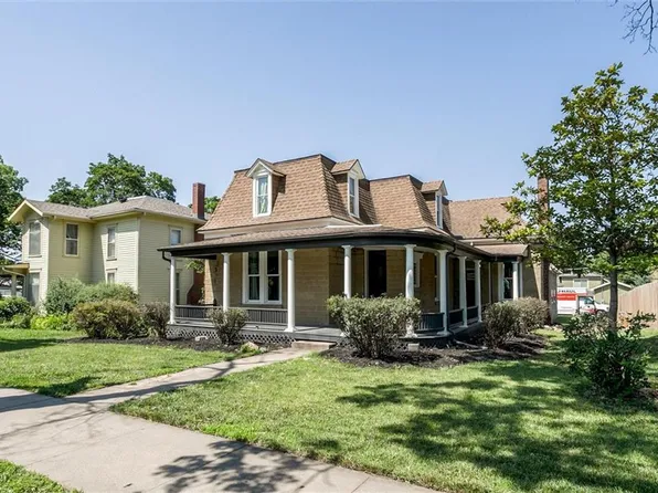 613 8th St, Baldwin City, KS 66006