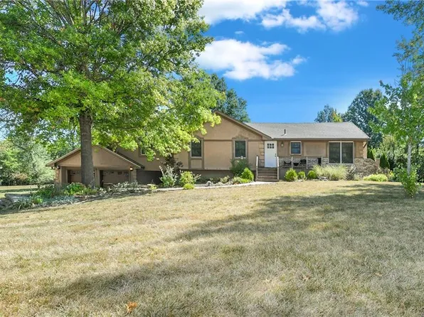 13215 E Harvest Ln, Peculiar, MO 64078