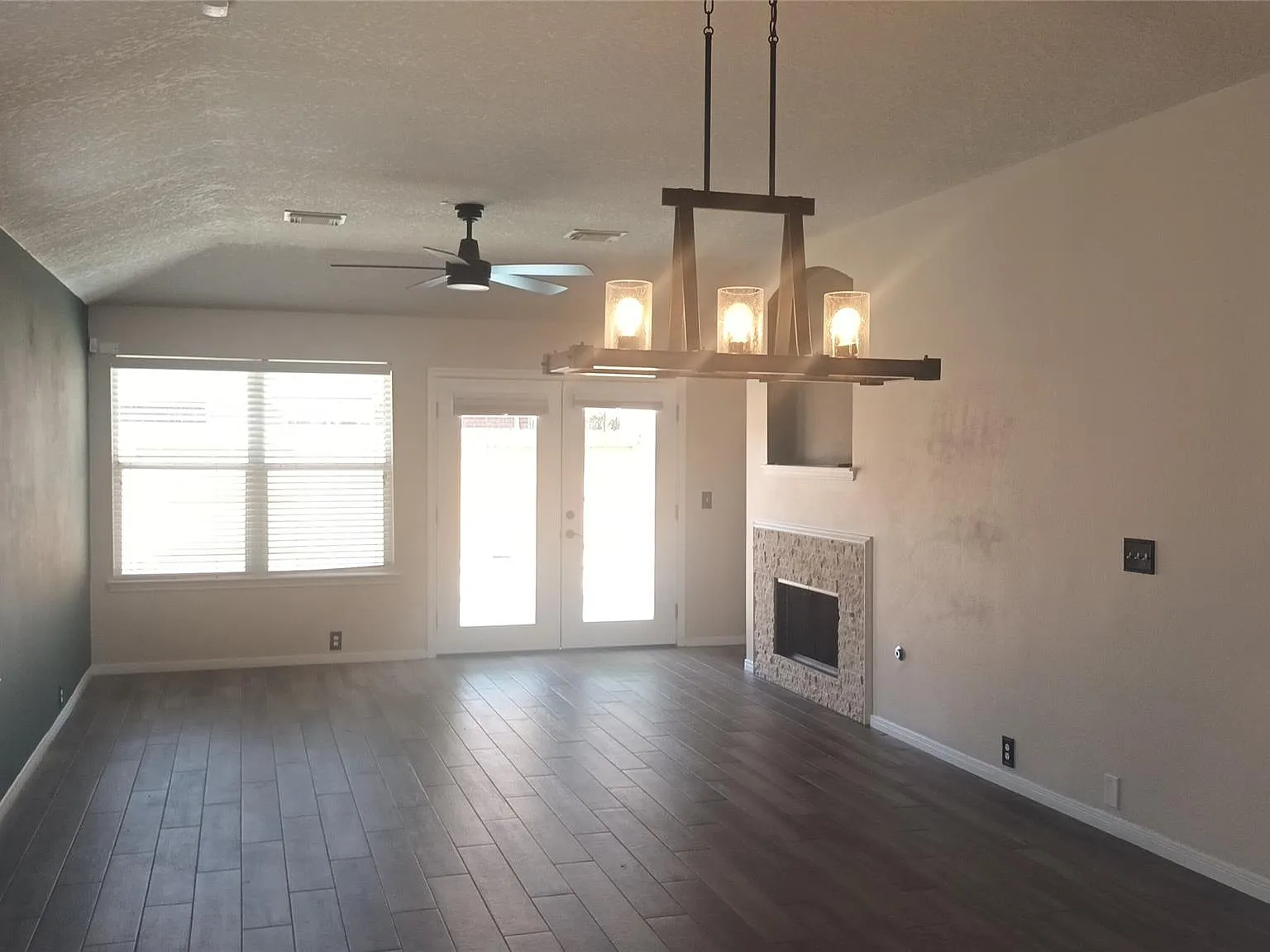 3 bed, 2.0 bath, 1490 sqft, $2,600 — Photo 3