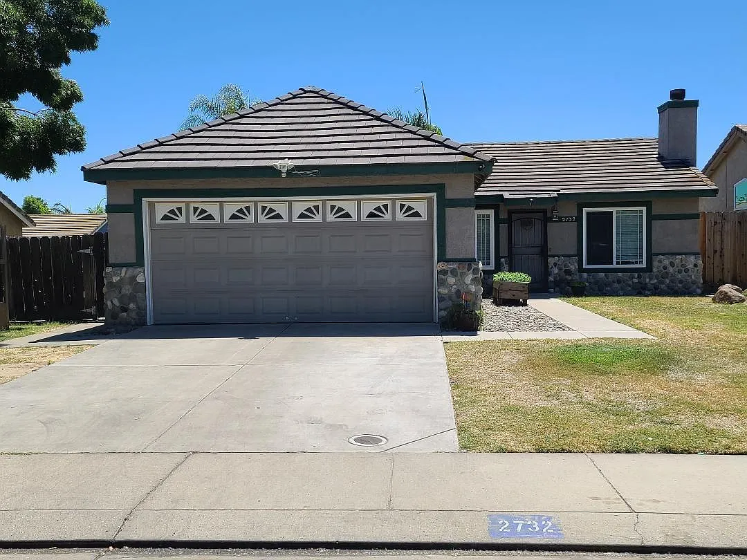 2732 Riverbend Dr photo 1
