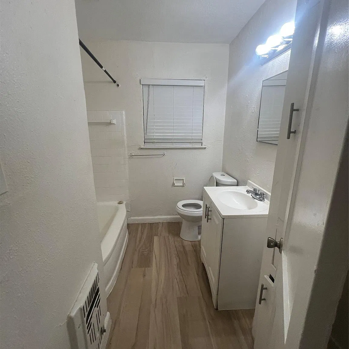 3 bed, 1.0 bath, 1036 sqft, $1,500 — Photo 4