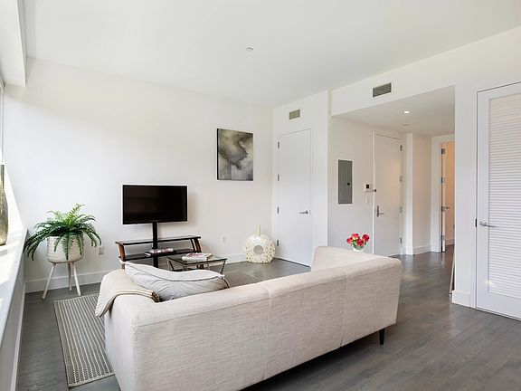 3rd image of 416 52nd St #517