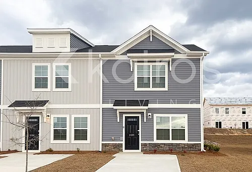 2201 Banyon Cir Photo 1