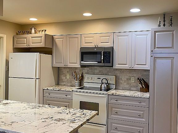 New kitchen w/granite 