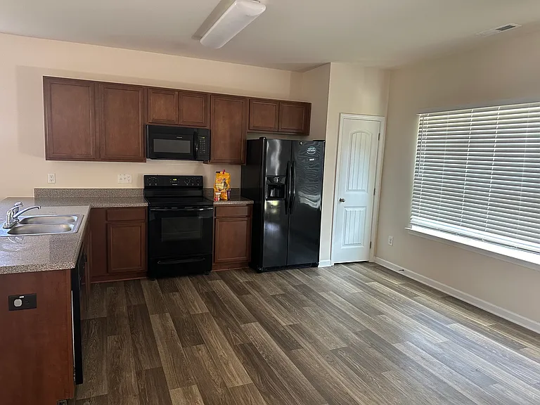 100 N Rose Hill Dr — Photo 3