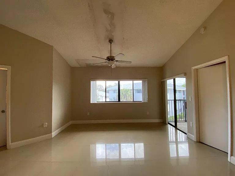 2445 SW 18th Ter #9-022 — Photo 11