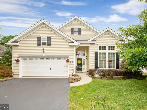 40 Pond View Cir, Barnegat, NJ 08005