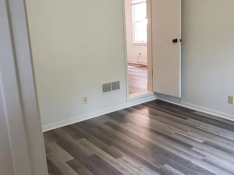 2905 S 44th St — Photo 10