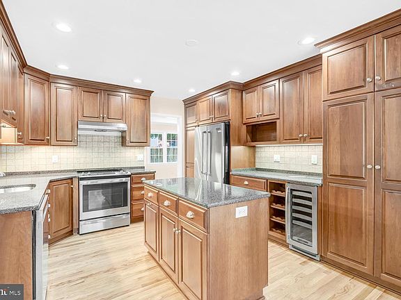 4th image of 10313 Dickens Ave