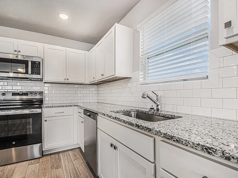 619 W Marion St — Photo 5
