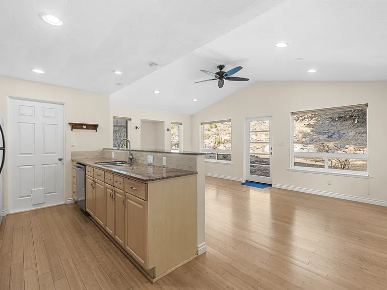 459 Herbert St — Photo 14