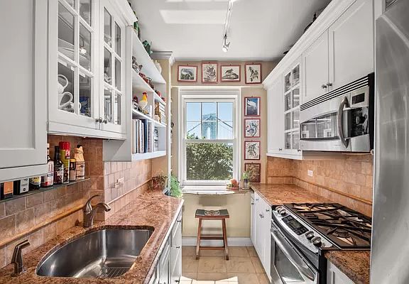 5th image of 160 Cabrini Blvd APT 29