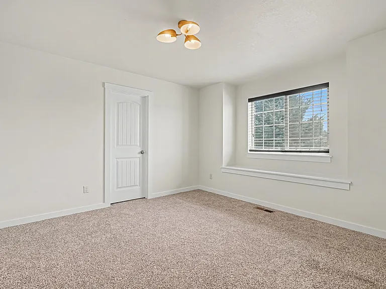 2040 Kelly Dr — Photo 5