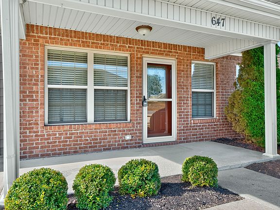 3rd image of 647 Woodside Walk Trl