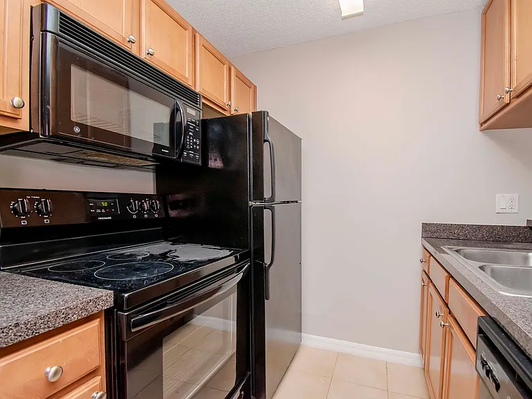 202 Lake Parsons Grn #207 — Photo 8
