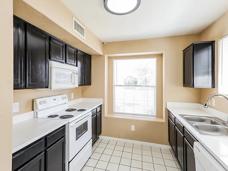 8015 W Laurel Ln — Photo 8