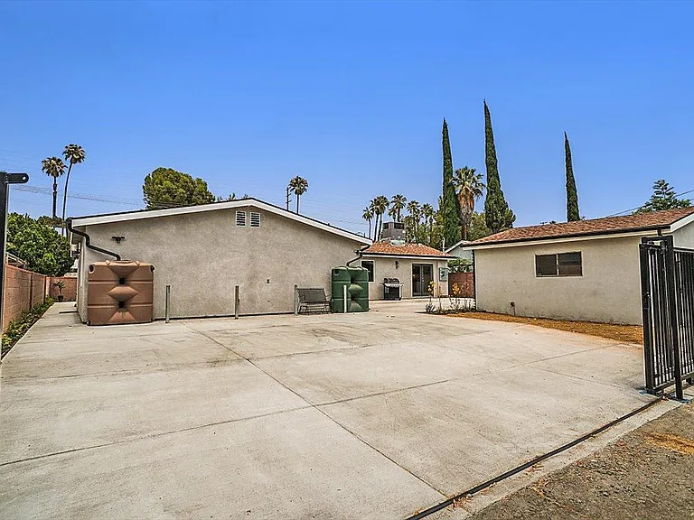 22934 Roscoe Blvd — Photo 12
