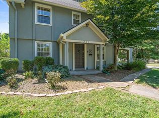 221 W Navajo Ln, Kansas City, MO 64114