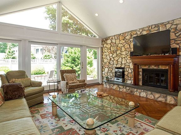 5th image of 158 Schenck Cir