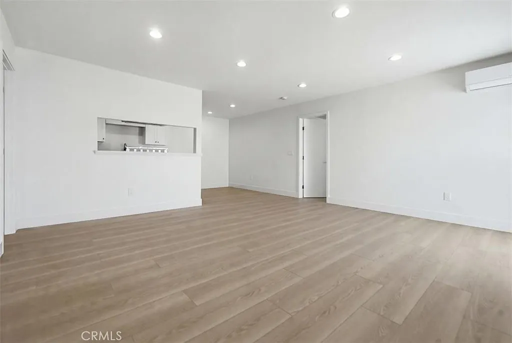2 bed, 950 sqft, $3,000 — Photo 4