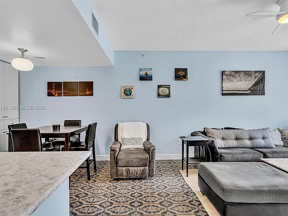 4th image of 2107 SE 10th Ave APT 809