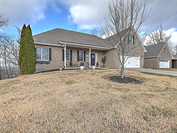 5th image of 581 Robert Ct