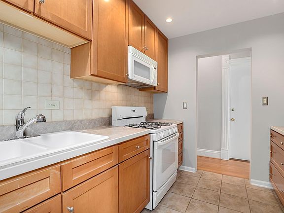 5th image of 730 W Aldine Ave #2