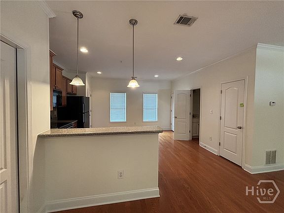 4th image of 409 Whitehall Rd