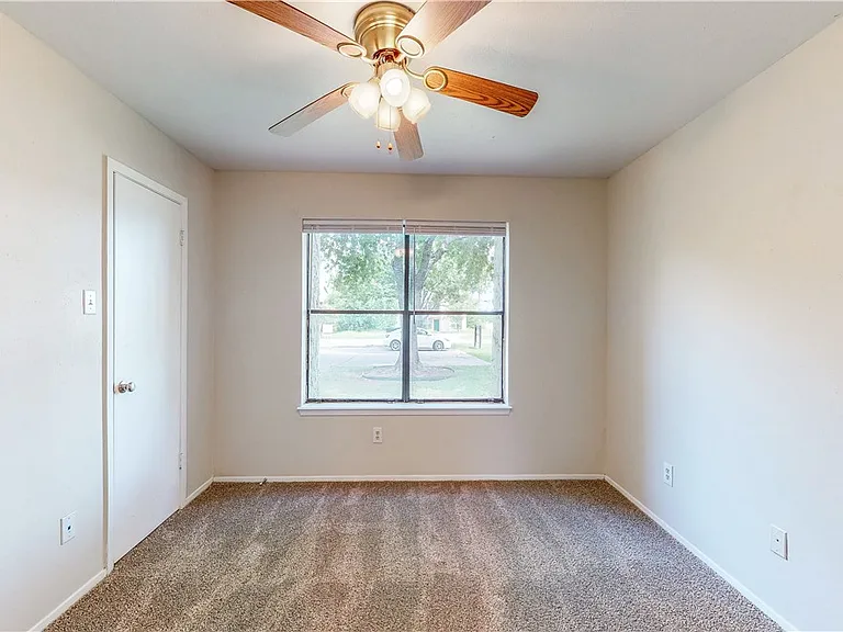 303 Manuel Dr #B — Photo 16