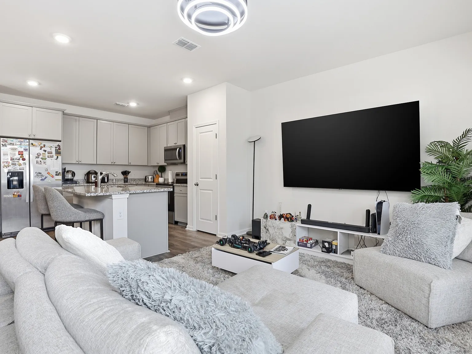 3 bed, 1654 sqft, $2,200 — Photo 2