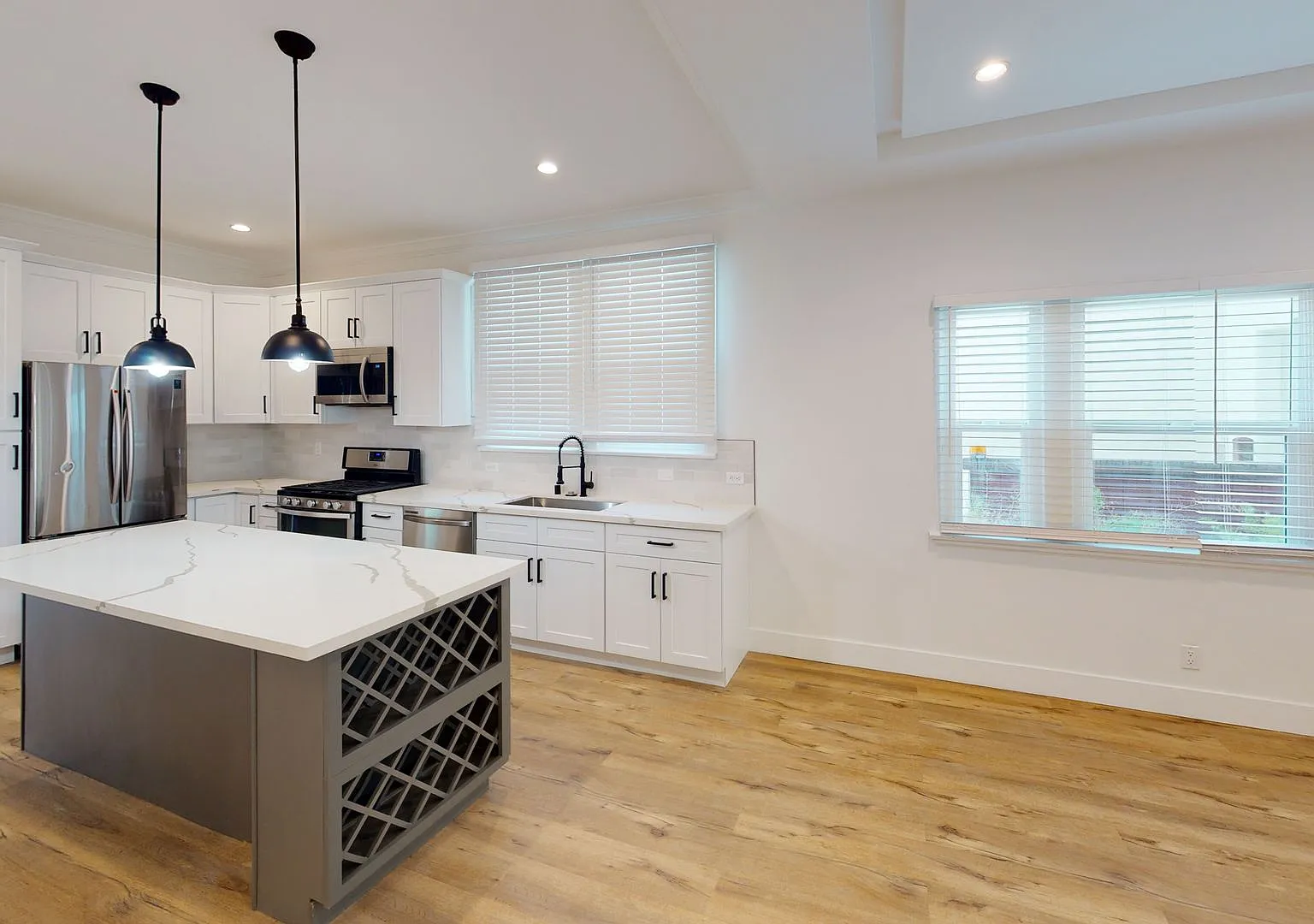 1021 S Hayworth Ave — Photo 1