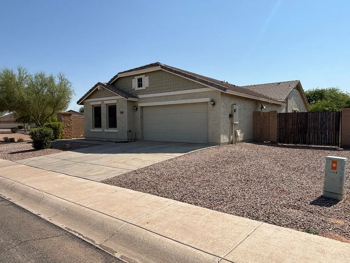 3 Car tandem Garage, RV Gate, Single level home — Photo 1