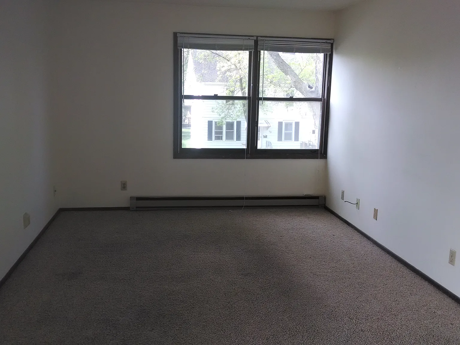 3 bed, $1,140 — Photo 2