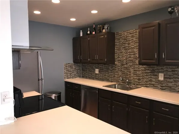 697 Cove Rd APT 1J, Stamford, CT 06902